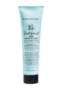 Jasnoniebieska tubka o matowym wykończeniu z czarną zakrętką. Zawiera tekst dotyczący marki Bumble and Bumble oraz szczegóły produktu. Pojemność 150 ml.