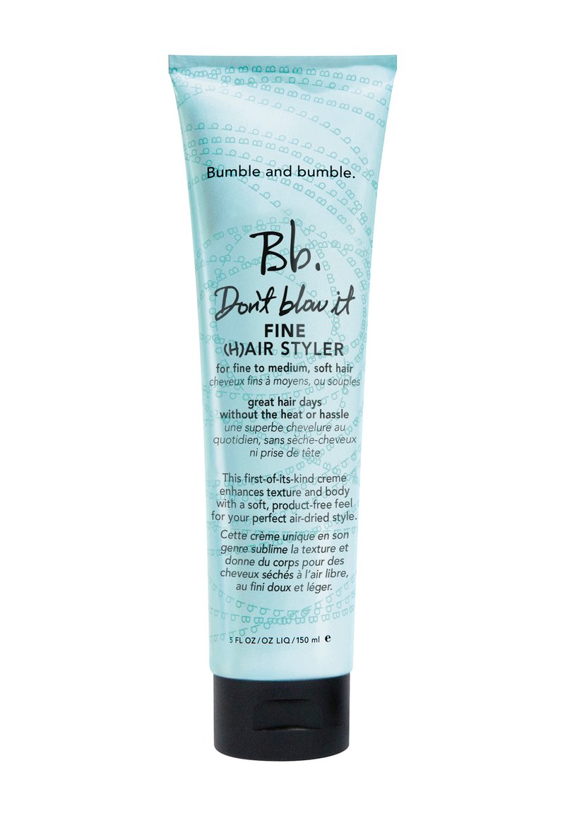 Jasnoniebieska tubka o matowym wykończeniu z czarną zakrętką. Zawiera tekst dotyczący marki Bumble and Bumble oraz szczegóły produktu. Pojemność 150 ml.