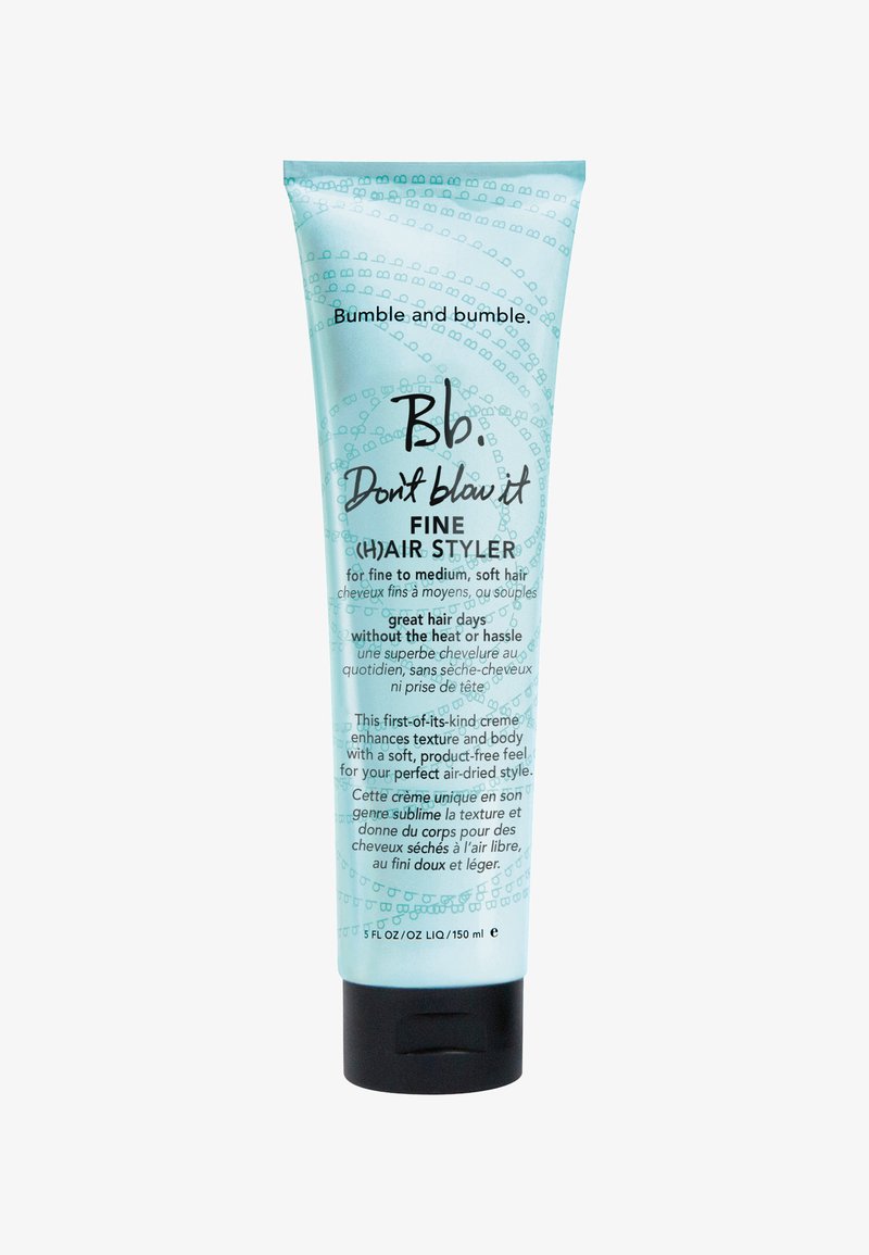 Tubo azul claro con acabado mate y tapa negra. Presenta texto de la marca Bumble and Bumble y detalles del producto. Contiene 150 ml.