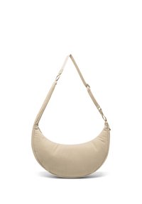 Sac épaule beige en forme de croissant avec une bandoulière réglable et une fermeture éclair, présenté sur un fond blanc.