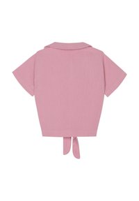 Bluzka z krótkim rękawem, w jasnoróżowym kolorze, uszyta z fakturowanej tkaniny. Posiada kołnierzyk oraz detal w postaci związania na dole.