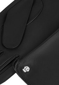 Guanti in pelle nera con una superficie liscia e un design elegante, caratterizzati da un logo argentato sulla parte del polso.