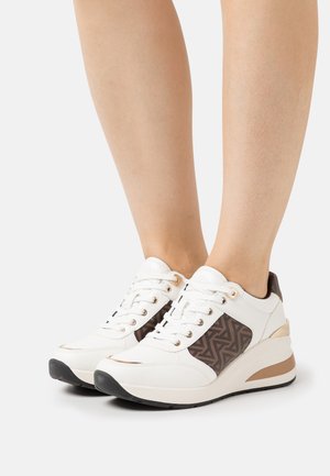 ICONISTEP PILLOW WALK - Trainers - brown