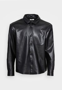 Chemise en cuir noir avec un devant à boutons, un col et des manches longues. Présente une texture lisse et une coupe ajustée.