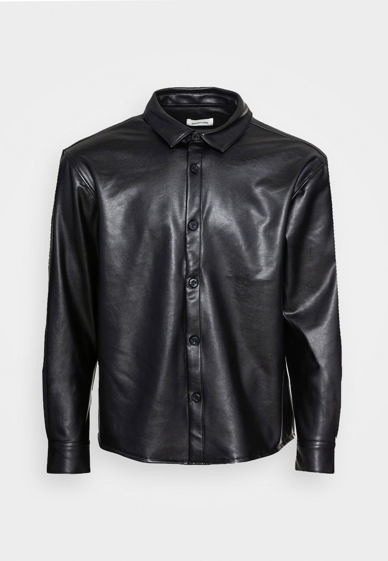Chemise en cuir noir avec un devant à boutons, un col et des manches longues. Présente une texture lisse et une coupe ajustée.