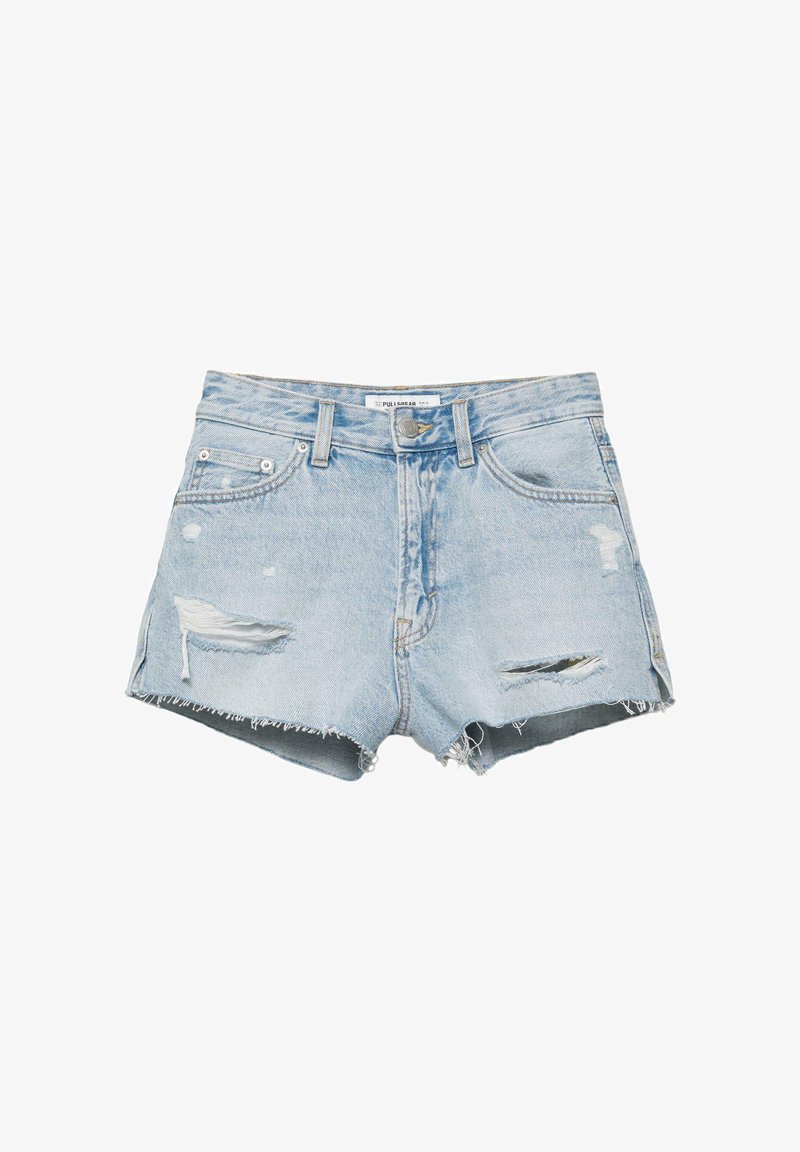 Pantaloni scurți din denim albastru deschis, cu aspect uzat, tivuri destrămate și detalii rupte pe buzunarele din față și pe coapse, având închidere cu nasture și fermoar.