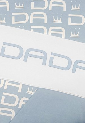 Hellblauer Stoff mit weißen "DA"-Buchstaben und Kronen sowie einem weißen Band mit großen hellblauen "DA"-Buchstaben.