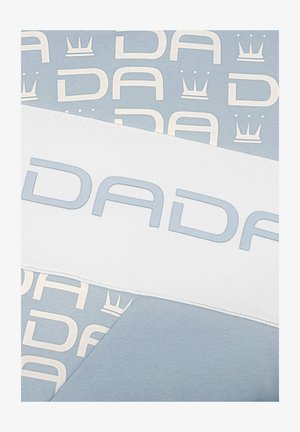 Hellblauer Stoff mit weißen "DA"-Buchstaben und Kronen sowie einem weißen Band mit großen hellblauen "DA"-Buchstaben.