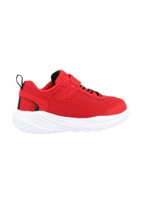 Zapatillas deportivas rojas con parte superior de malla transpirable, acentos en negro y suela de goma blanca con un patrón texturizado. Cierre con cinta de velcro.