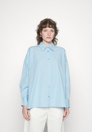 BRISA BOXY - Blusa com botões - chambray blue