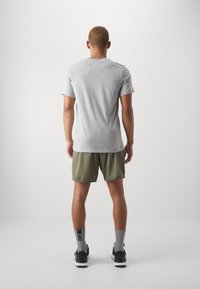 Nike Performance TOTALITY - Pantalón corto de deporte - medium olive/black