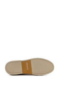 Sola di scarpa beige con superficie in gomma testurizzata; presenta un accento rettangolare color miele e un marchio impresso nella parte centrale. Bordo liscio.