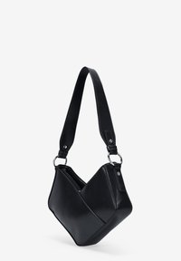 Bolso de mano de cuero negro con una forma triangular única, que cuenta con una correa ajustable gruesa y detalles de acero inoxidable en plata. Textura suave.