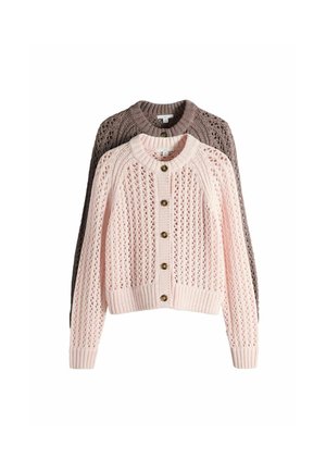 Zwei gestrickte Cardigans mit Knopfleiste, einer vorne blassrosa und einer hinten braun, beide mit einem spitzenartigen Muster.