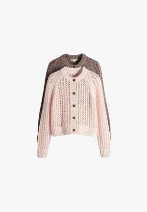 Zwei gestrickte Cardigans mit Knopfleiste, einer vorne blassrosa und einer hinten braun, beide mit einem spitzenartigen Muster.