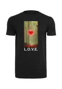 Melna kokvilnas T-krekls ar centrālo grafiku, kurā attēlots spīdošs sarkans sirds simbols meža ainavā, ar tekstu "L.O.V.E." zem tā.