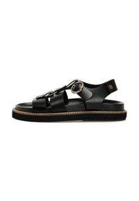 Sandalias de cuero negro con múltiples correas, acentos de herrajes circulares, una suela contrastante y una plantilla acolchada para mayor comodidad.