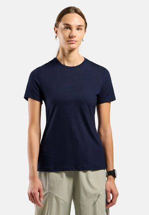 Navy blue crewneck t-shirt with short sleeves, made of soft fabric, featuring a fitted design and smooth texture.
