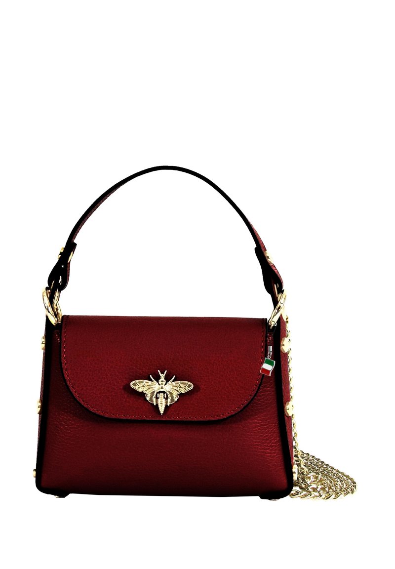 Rode leren handtas met een gouden bij-embleem, een klepafsluiting en een afneembare kettingband. Heeft gouden studs langs de zijkanten.