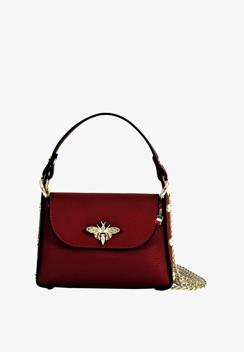 Rode leren handtas met een gouden bij-embleem, een klepafsluiting en een afneembare kettingband. Heeft gouden studs langs de zijkanten.