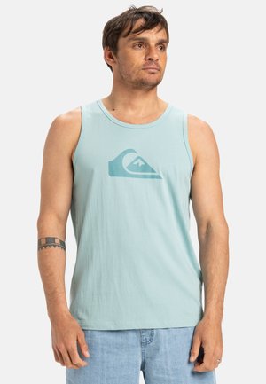 Top sin mangas de color azul claro con un escote redondo, que presenta un logo en forma de ola en un azul más oscuro, fabricado en una tela suave y transpirable.
