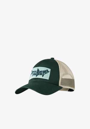 Dunkelgrüne und beige Mesh-Trucker-Cap mit aufgenähtem Patch, der auf dem Frontpanel einen Fisch aus Blattmustern zeigt.