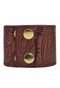 Bruine leren manchetarmband met een geperst bloemenpatroon, voorzien van gouden drukknoopstuds en een zwart logo-detail aan de zijkant.
