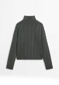 Pull-over à col roulé en maille torsadée gris foncé avec manches longues, poignets, ourlet et encolure côtelés, posé à plat sur un fond blanc.