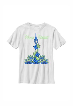 Hvid t-shirt med grønne udenjordiske figurer stablet oven på hinanden, hvor en blå klo-maskine griber fat i den øverste udenjordiske, og grøn "Pizza Planet" tekst over dem.