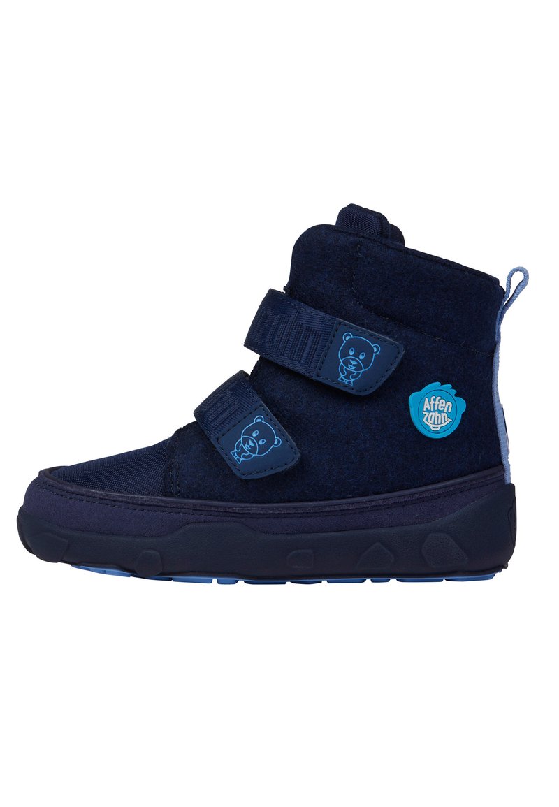 Marineblaue Kinderstiefel ausFilz, mit zwei Klettverschlüssen, Cartoon-Bär-Akzenten und einer strukturierten Gummisohle für besseren Halt.