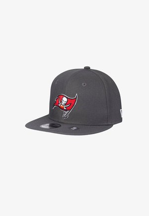 Casquette à visière plate gris foncé avec un logo de drapeau rouge représentant un crâne blanc, des épées croisées et un ballon de football orange sur le panneau avant.
