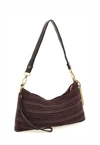 Borsa in tessuto marrone con un design ondulato, caratterizzata da strisce testurizzate. Manico in pelle marrone con hardware dorato e chiusura a zip.