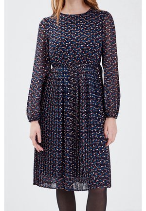 Granatowa plisowana sukienka z długimi przezroczystymi rękawami, z wielokolorowym abstrakcyjnym wzorem i dopasowaną talią.
