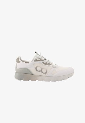 Witte en grijze sportieve sneaker met mesh panelen, veterluiting en dikke, gesegmenteerde zool, zichtbare zijkantlogo.