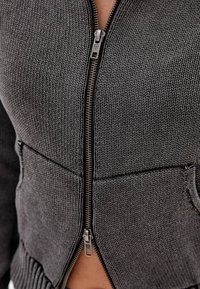 Szary dziany sweter na zamek, z pełnym zamknięciem na zamek błyskawiczny, prążkowanym dołem i bocznymi kieszeniami z teksturowanym wzorem.