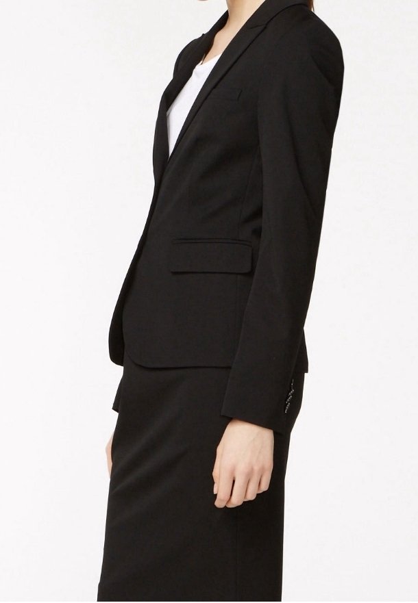 Svart kavaj med en strukturerad design, enkelknappslås, slagkrage och två framfickor. Tillverkad av ett slitstarkt tyg.