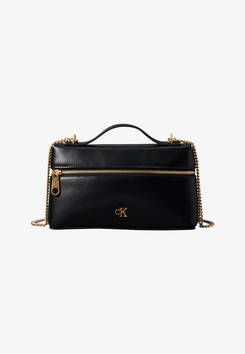 Μαύρη ορθογώνια δερμάτινη τσάντα χειρός με χρυστό φερμουάρ μπροστά, μικρή λαβή στο πάνω μέρος, ιμάντα ώμου με αλυσίδα και χρυσό λογότυπο "cK" μπροστά.