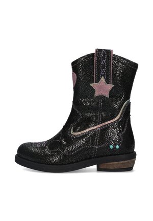 Zwarte leren enkelboot met glinsterende textuur, roze en ster applicaties, multikleurige stiksels en een lage houten hak.