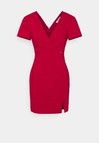 Robe ajustée rouge à manches courtes, avec décolleté en V, fente légère à l'avant et fermeture éclair au dos sur fond blanc.