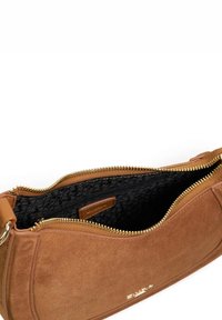 Bruine suède handtas met een gouden ritssluiting, voorzien van een zwart met patroon interieur en een klein tabblad. Het ontwerp is compact en soepel.