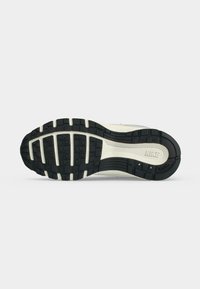 Σόλα αθλητικού παπουτσιού Nike με ασπρόμαυρο σχέδιο πέλματος, ορθογώνια πέλματα κράτησης και λογότυπο Nike ανάγλυφο κοντά στη φτέρνα.
