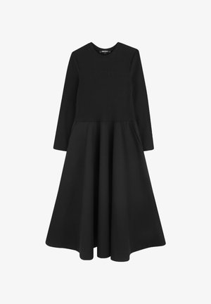 Robe noire avec un haut côtelé et une jupe fluide. Dotée de manches longues et d'un col rond. Logo DKNY embossé sur le haut devant.