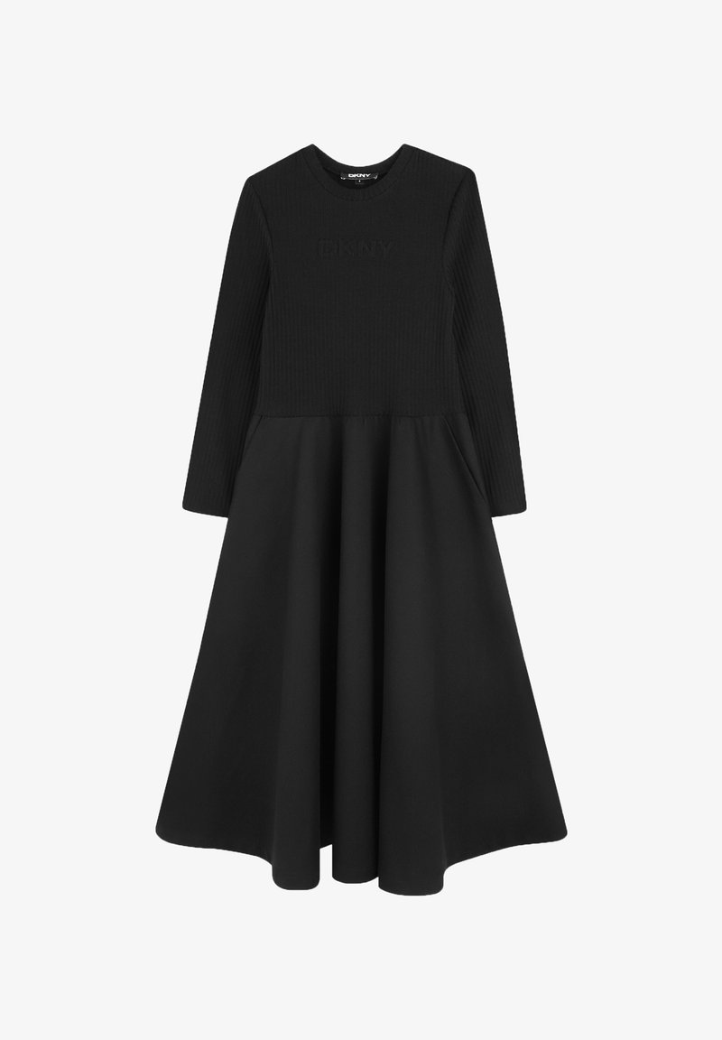 Robe noire avec un haut côtelé et une jupe fluide. Dotée de manches longues et d'un col rond. Logo DKNY embossé sur le haut devant.