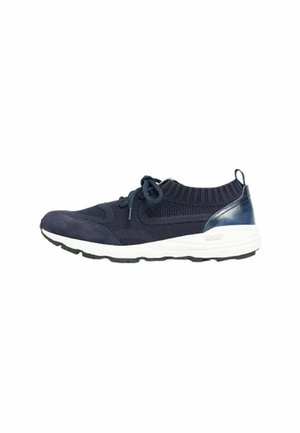Sneaker en maille bleu marine avec lacets à l'avant, semelle blanche, bande de roulement noire et languette de talon bleu foncé brillante sur fond blanc.