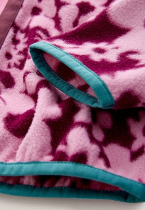 Tessuto in pile rosa con motivi bordeaux, bordato da una rifinitura turchese. Superficie morbida e strutturata con accenti di colore a contrasto.