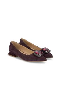Wildleder, dunkelviolette Ballerinas mit spitzen Zehen. Auffällige Akzente aus schwarzen und rosa Edelsteinen im Obermaterial. Niedrige Blockabsätze. Glatte Innenauskleidung.