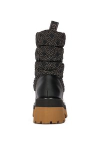 Czarne, pikowane botki za kostkę z gumową podeszwą, z tkaniną w wzory w górnej części, zaokrąglonym noskiem oraz charakterystycznym, grubym obcasem.