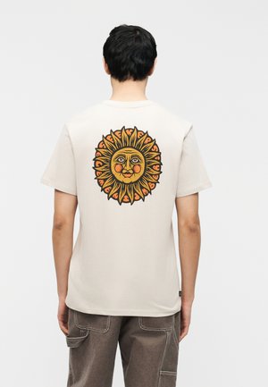 TIMBER THE LIGHT - Tricou cu imprimeu - oat milk