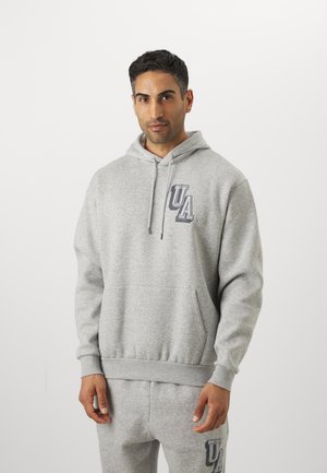 Grå hettegenser laget av myk stoff, med frontlomme, snøring i hetta, og "UA"-logo i mørkere grå på brystet.