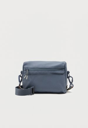 Sac bandoulière rectangulaire bleu avec poche zippée à l'avant et sangle réglable, sur fond blanc uni.